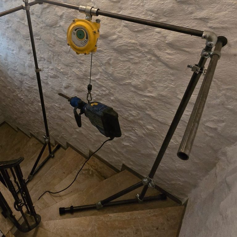 BalanToolce Balancer-System unterstützt ein schweres Elektrowerkzeug ergonomisch beim Arbeiten im Treppenbereich