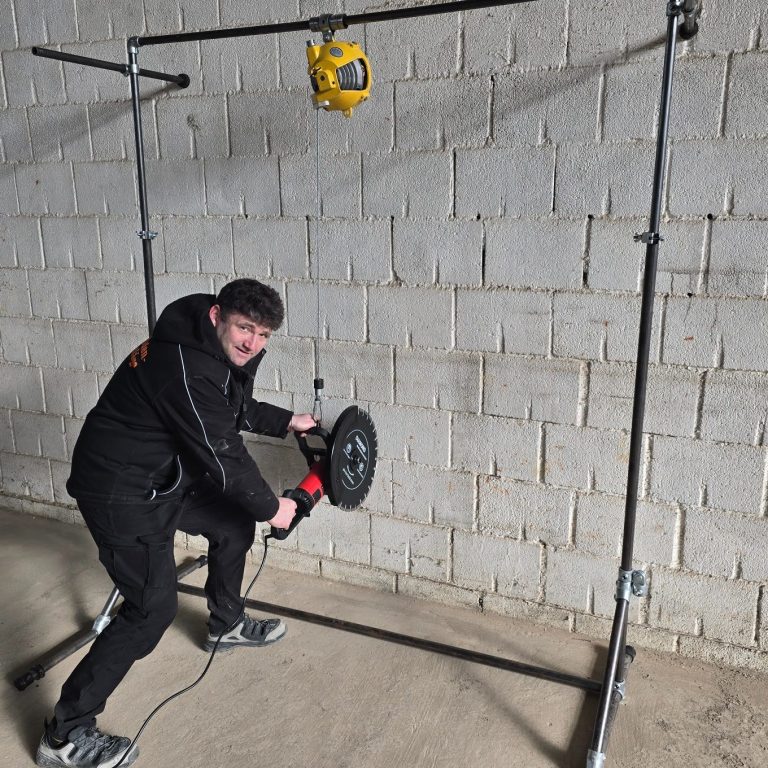 Arbeiter nutzt eine Mauersäge mit BalanToolce Balancer-System zur ergonomischen Unterstützung schwerer Handgeräte auf der Baustelle